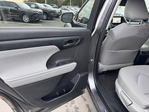 Used 2023 Toyota Highlander LE image 19