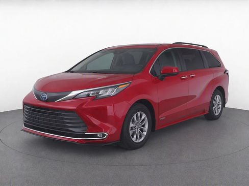 Used 2021 Toyota Sienna XLE FWD image 2