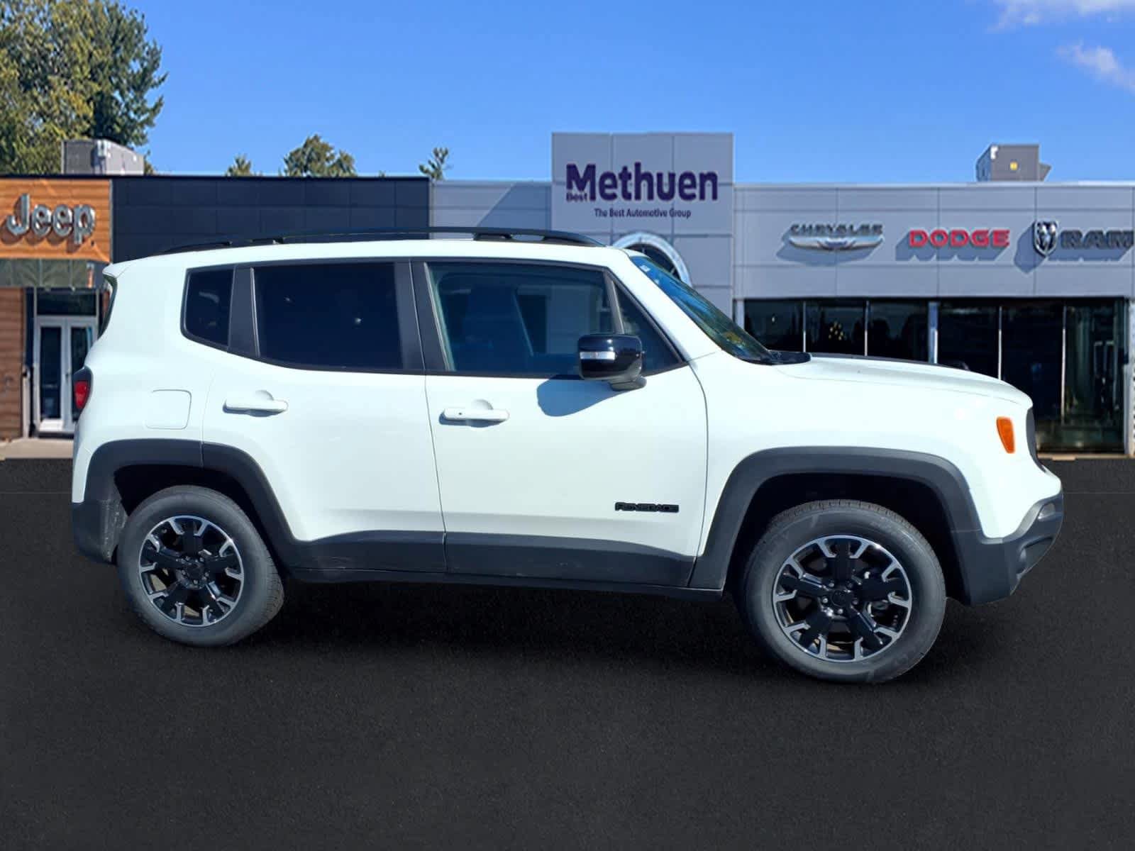 Used 2023 Jeep Renegade Latitude AWD/4WD image 2
