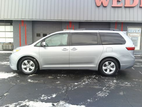 Used 2015 Toyota Sienna LE image 2