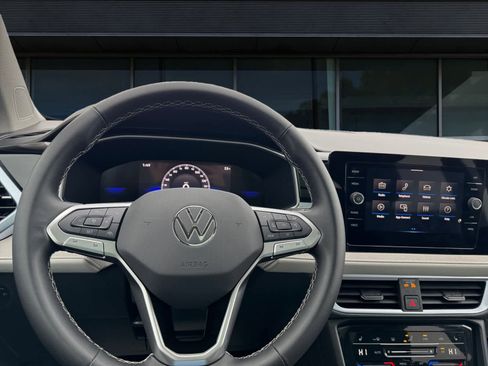 Used 2025 Volkswagen Taos SE w/ Panoramic Sunroof Package image 4