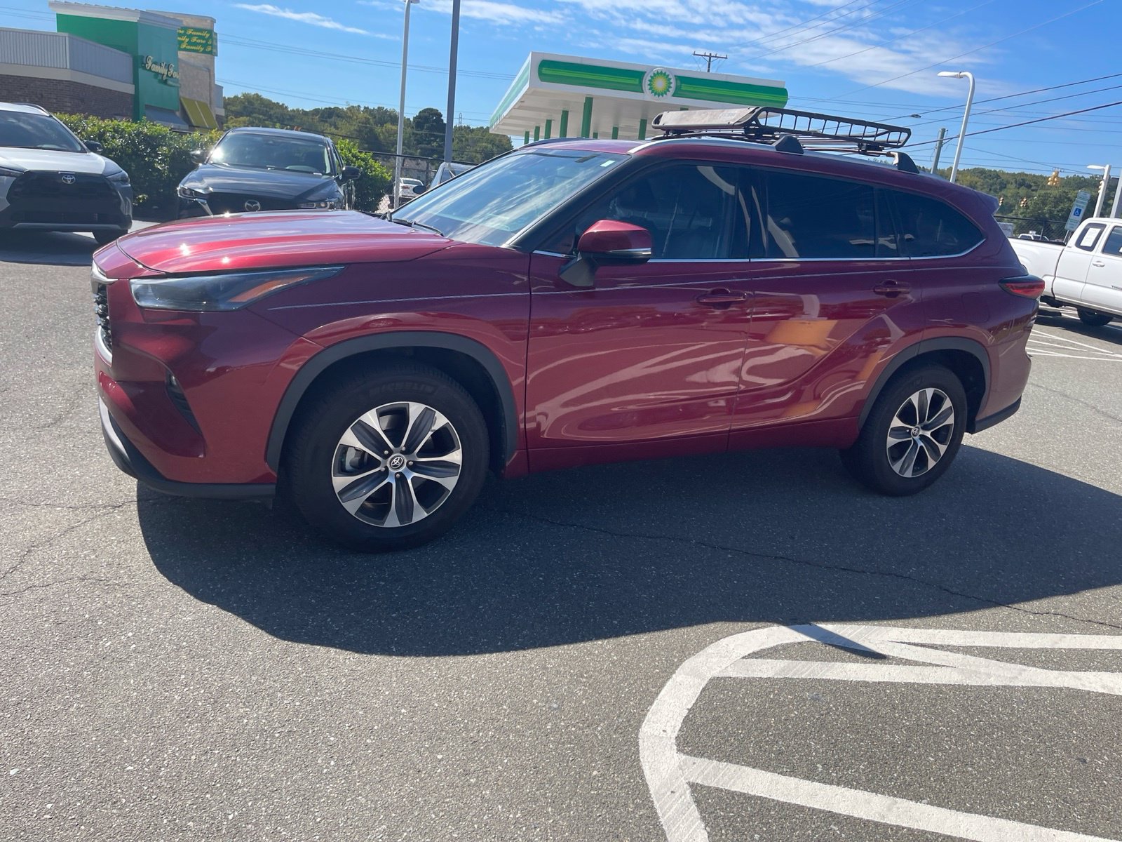Used 2022 Toyota Highlander XLE FWD image 16
