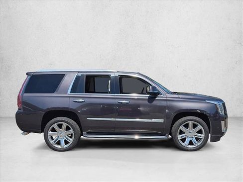 Used 2017 Cadillac Escalade Luxury RWD image 4