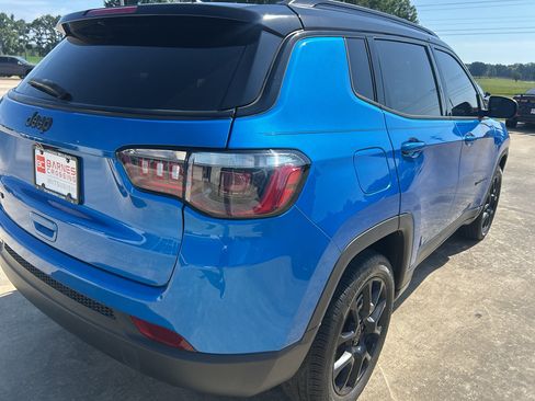 Used 2023 Jeep Compass Latitude AWD/4WD image 6
