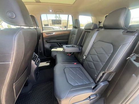 Certified 2025 Volkswagen Atlas SE image 10