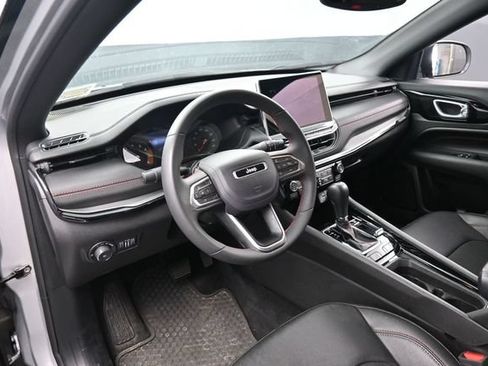 Used 2025 Jeep Compass Trailhawk AWD/4WD image 16