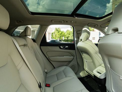Used 2022 Volvo XC60 B5 Momentum AWD/4WD image 17