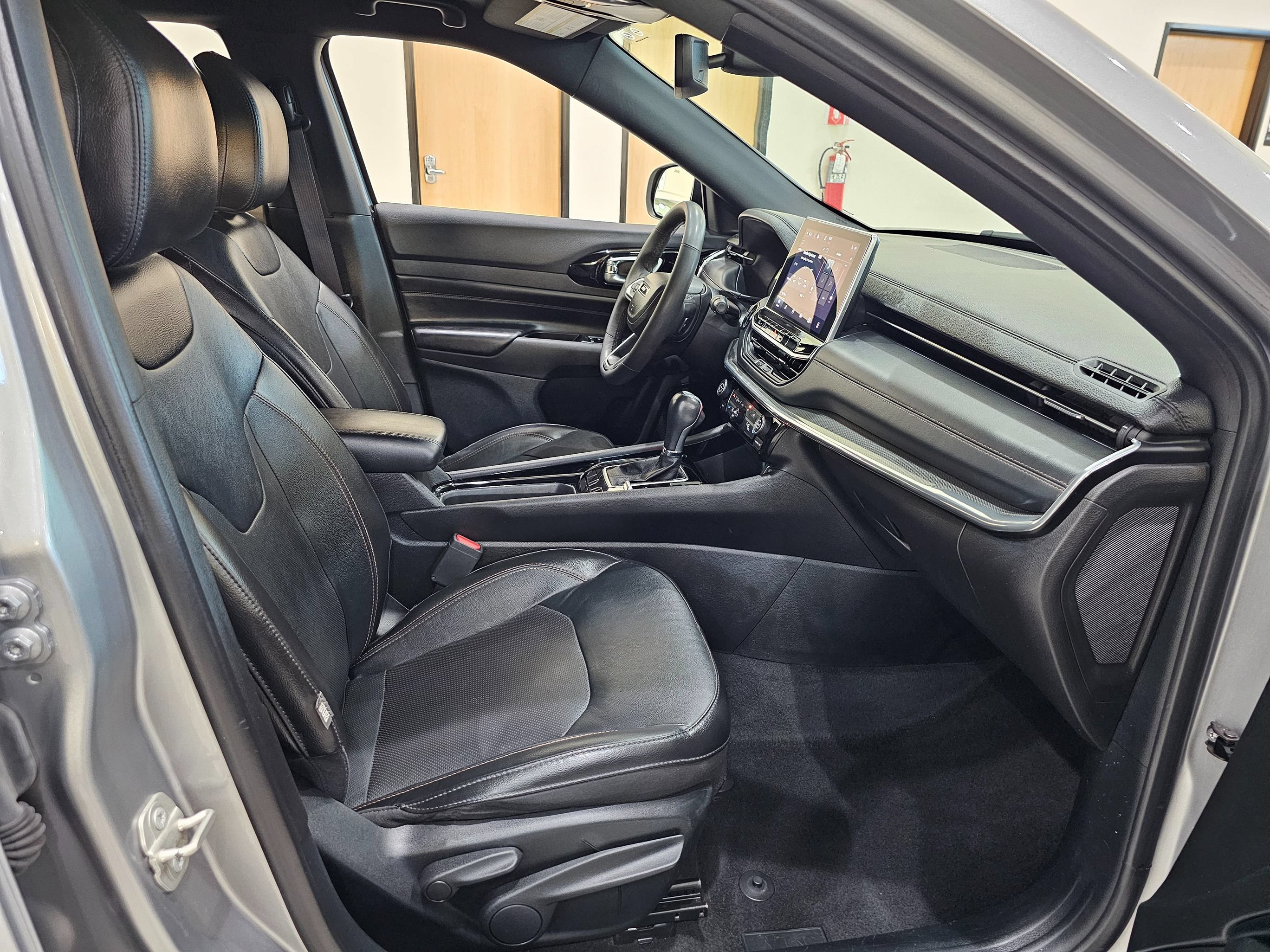 Used 2023 Jeep Compass Limited AWD/4WD image 34