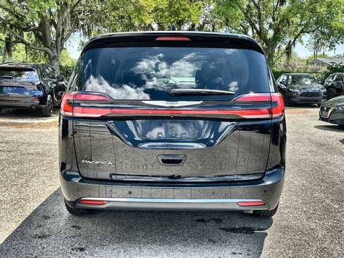 Used 2024 Chrysler Pacifica Touring-L FWD image 7