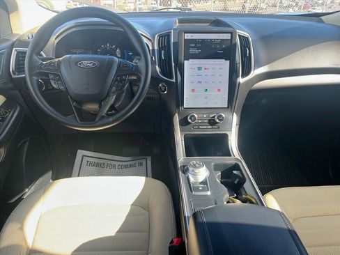 Certified 2024 Ford Edge SE w/ Black Appearance Package image 6