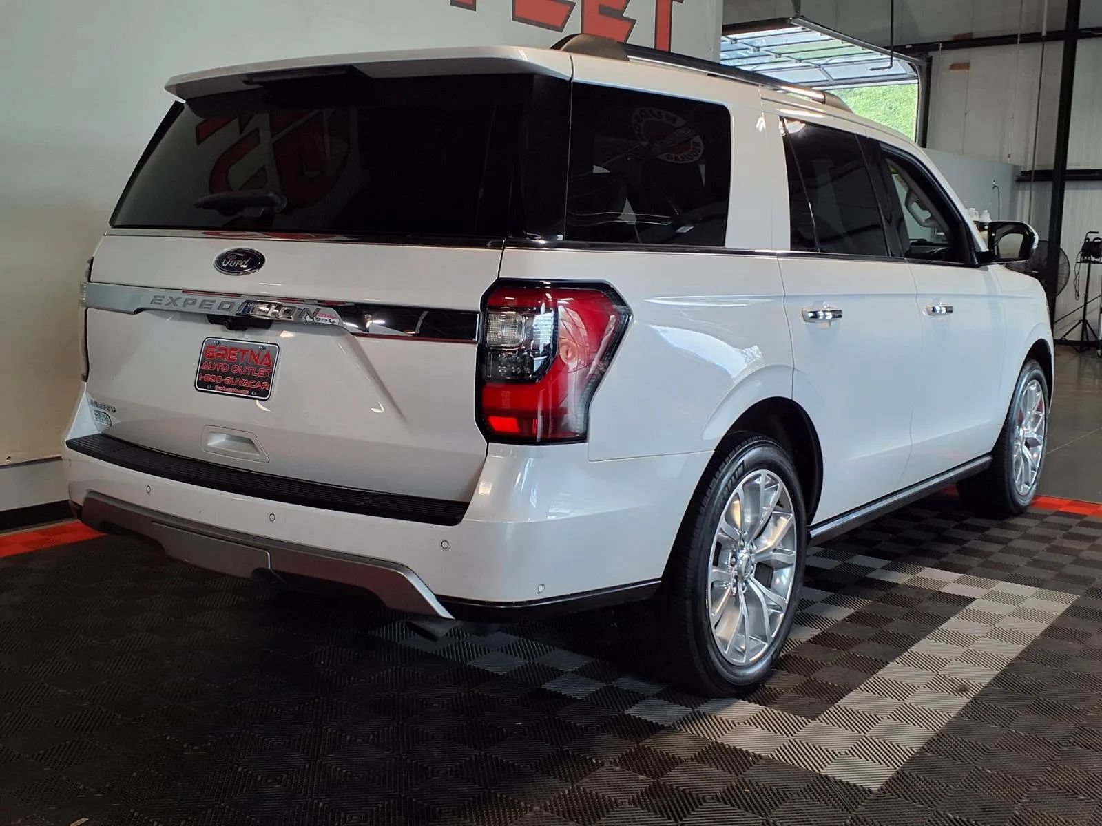 Used 2018 Ford Expedition Limited w/ Equipment Group 302A AWD/4WD image 9