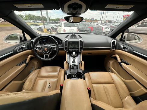 Used 2016 Porsche Cayenne AWD/4WD image 2