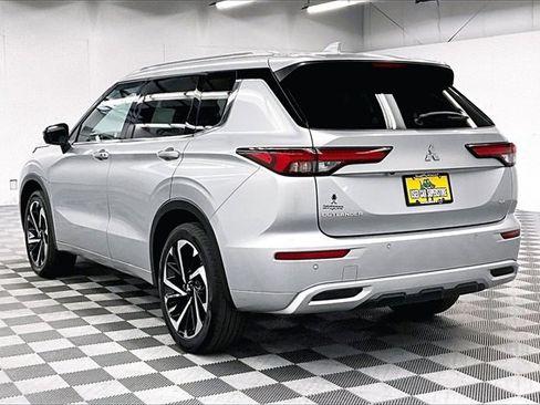 Used 2024 Mitsubishi Outlander SEL image 2
