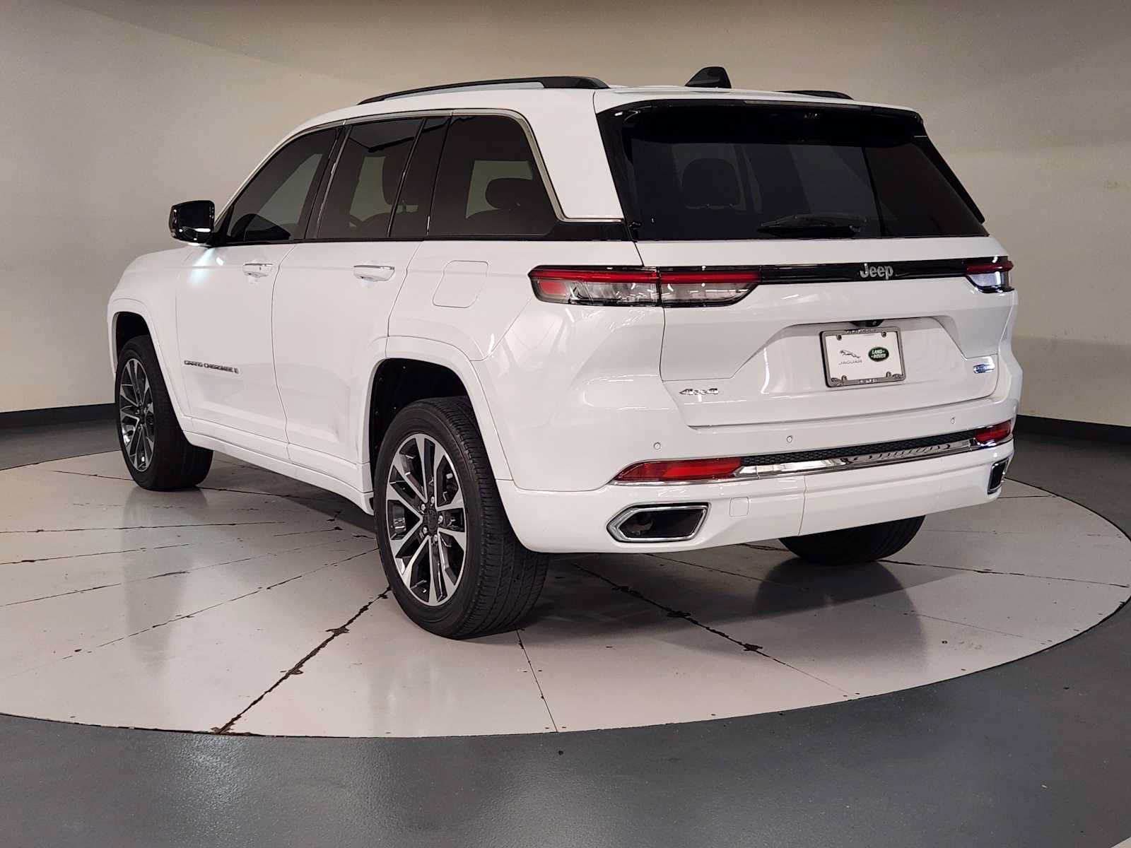 Used 2023 Jeep Grand Cherokee Overland w/ Luxury Tech Group IV AWD/4WD image 6
