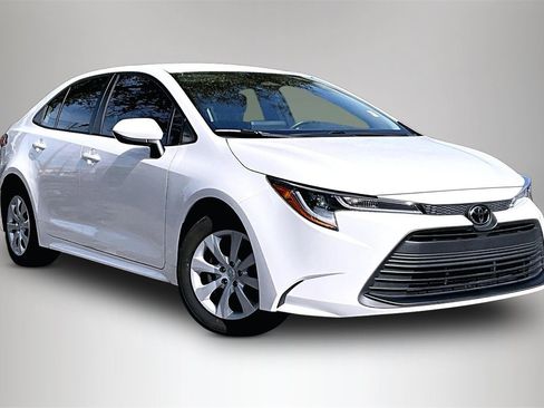 Used 2023 Toyota Corolla LE image 2