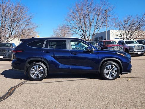 Used 2024 Toyota Highlander XLE image 2