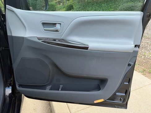 Used 2020 Toyota Sienna XLE image 27