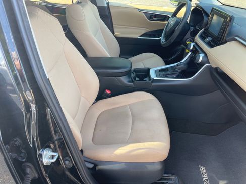 Used 2019 Toyota RAV4 LE FWD image 19