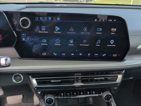 Used 2025 Chevrolet Traverse LT AWD/4WD image 16
