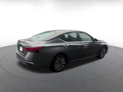 Used 2025 Nissan Altima 2.5 SV FWD image 14