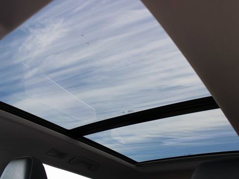 Certified 2025 Volkswagen Taos SE image 17