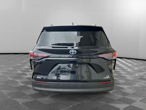 Used 2024 Toyota Sienna LE AWD/4WD image 5