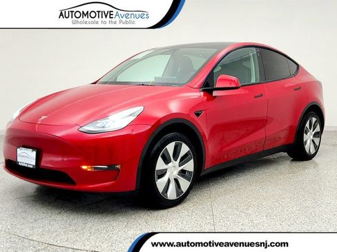 Used 2022 Tesla Model Y Long Range AWD/4WD image 1