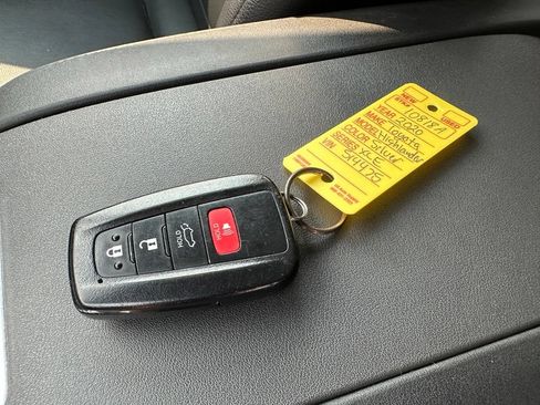 Used 2020 Toyota Highlander XLE AWD/4WD image 8