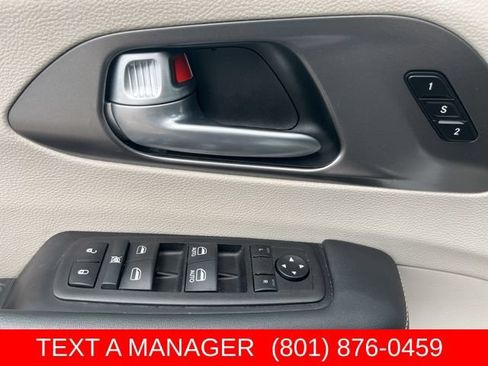 Used 2024 Chrysler Pacifica Limited FWD image 17