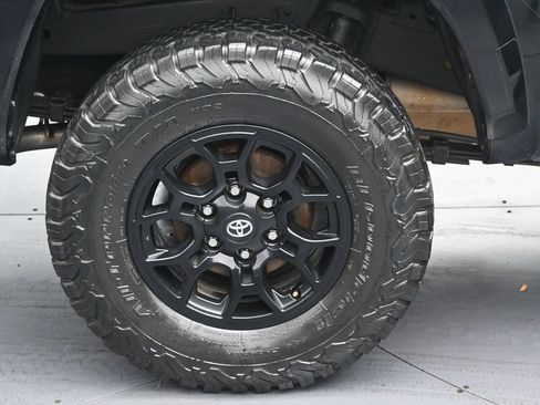 Used 2022 Toyota Tacoma SR5 w/ Technology Package RWD image 34