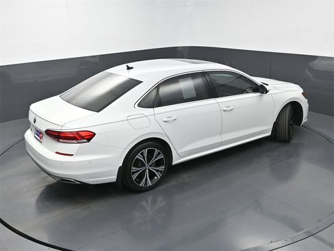 Used 2020 Volkswagen Passat 2.0T SEL image 34