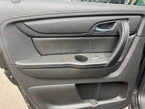 Used 2017 Chevrolet Traverse LT w/ Style and Technology Package FWD image 14