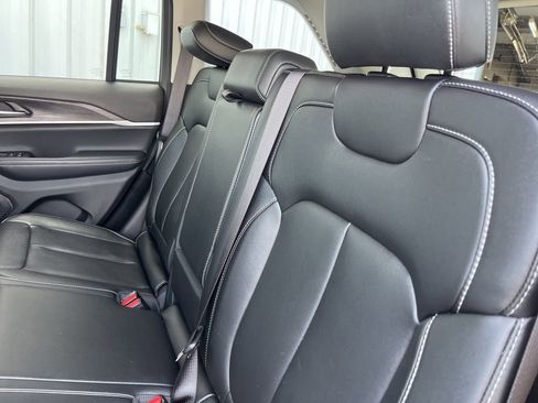 Used 2023 Jeep Grand Cherokee Limited w/ Black Appearance Package AWD/4WD image 39