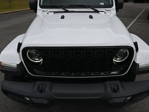 Used 2024 Jeep Gladiator Willys image 12