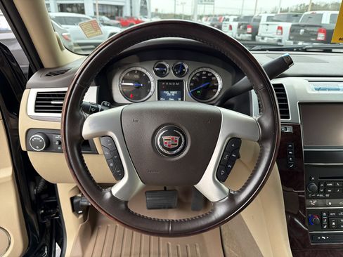 Used 2013 Cadillac Escalade EXT Premium image 25