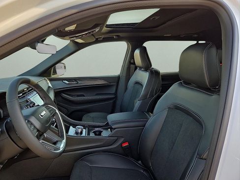 New 2025 Jeep Grand Cherokee L Altitude image 14