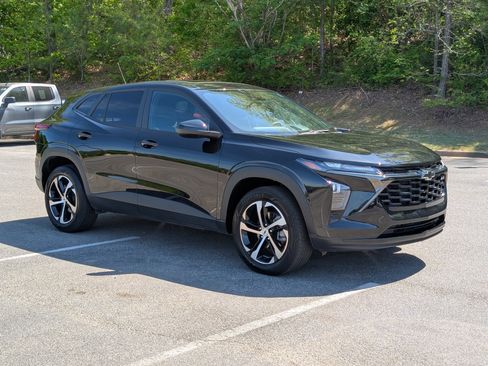 Used 2024 Chevrolet Trax RS w/ Sunroof Package image 11