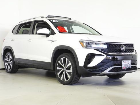 Used 2023 Volkswagen Taos SE w/ Panoramic Sunroof Package FWD image 4