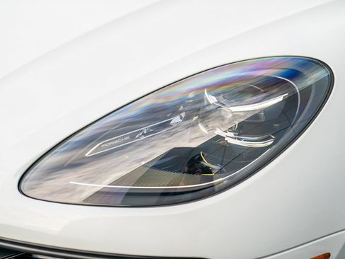 Used 2025 Porsche Macan image 30