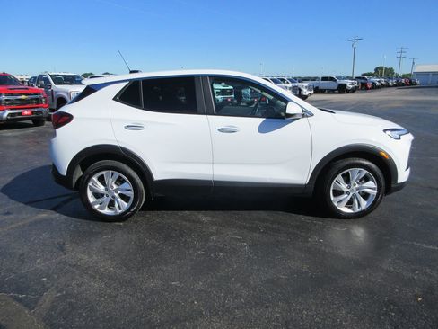 Certified 2025 Buick Encore GX Preferred AWD/4WD image 4