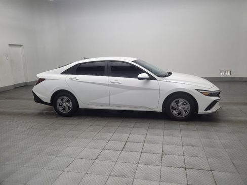 Used 2025 Hyundai Elantra SE FWD image 11