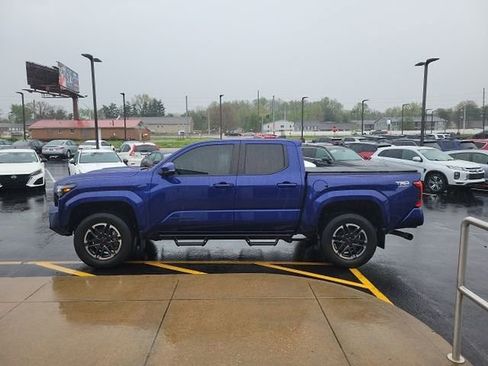 Used 2024 Toyota Tacoma TRD Sport w/ TRD Sport Upgrade Package image 4