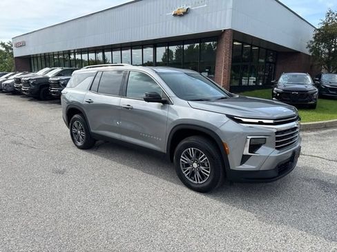 New 2026 Chevrolet Traverse LT w/ Driver Confidence Package AWD/4WD image 3