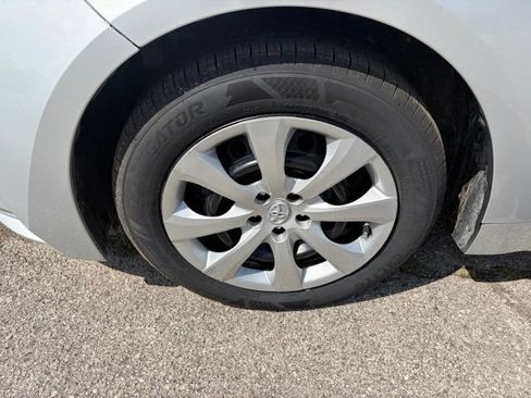 Used 2022 Toyota Corolla LE FWD image 11