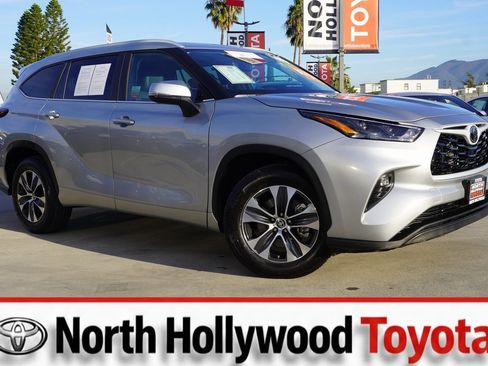 Certified 2025 Toyota Highlander XLE image 1