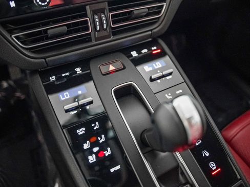 Certified 2025 Porsche Macan image 21