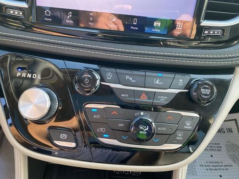 Used 2024 Chrysler Pacifica Limited image 29