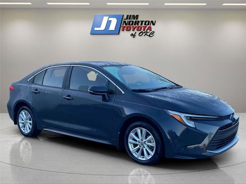 Used 2024 Toyota Corolla XLE image 3