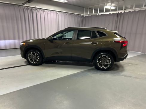 Used 2024 Chevrolet Trax LT w/ Sunroof Package image 4