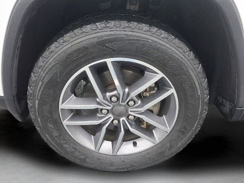 Used 2020 Jeep Grand Cherokee Laredo w/ Laredo X Package image 8